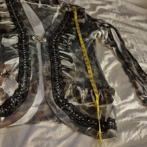 Silver Gray Puff Sleeve Graphic Blouse - Picture 6 of 8